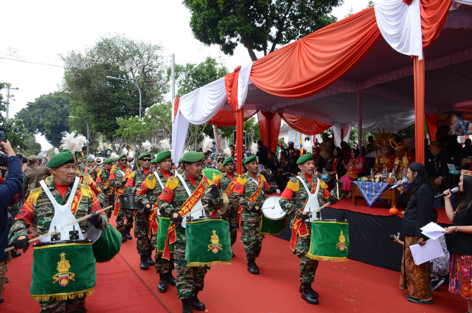 Meriahkan Hari Jadi Kota Salatiga ke-1273, Prajurit Korem 073/Makutarama Gelar Kirab Budaya